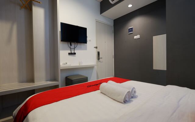 RedDoorz Plus near Ciputra Mall Simpang Lima
