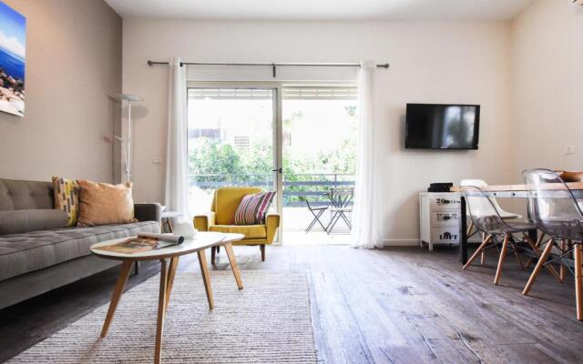 Sunny 3BR in Prague 8 by HolyGuest