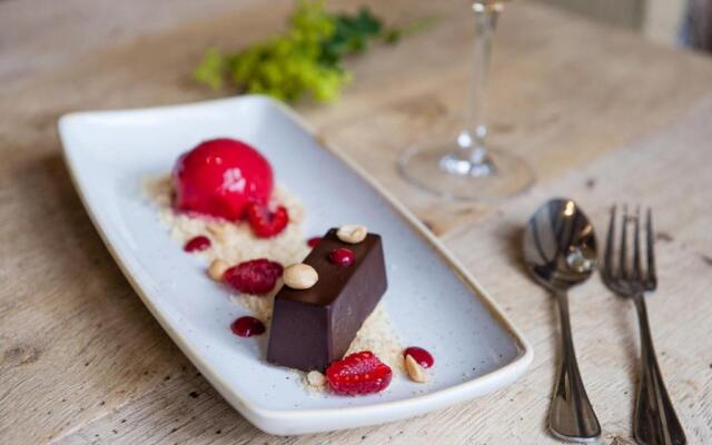 The White Hart, Overton