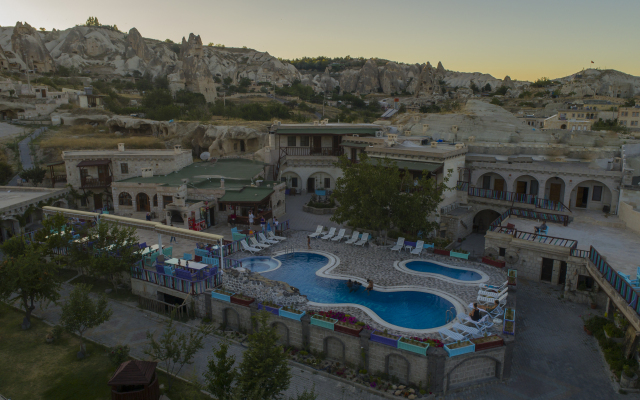 Holiday Cave Hotel