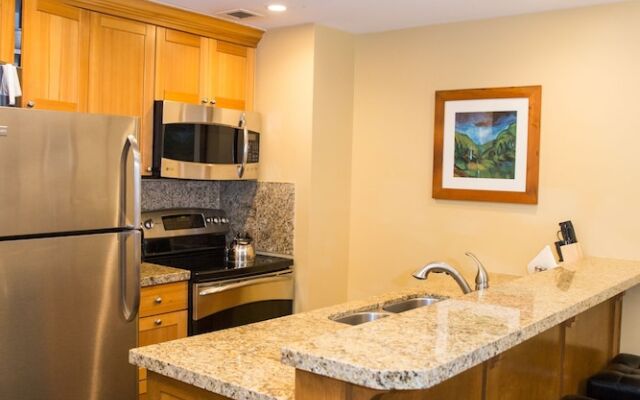 Updated 2 Bedroom -Fireplace & Balcony by RedAwning