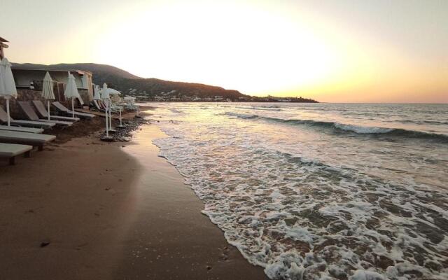 Dedalos n2 Mountain View apartment-30 metres from the beach