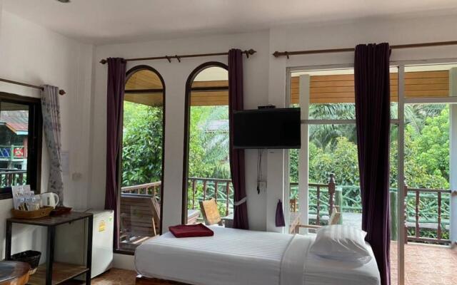 Khao Sok Jungle Huts Resort