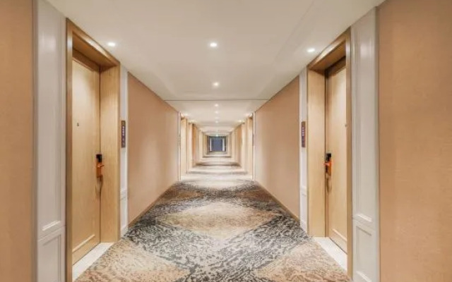 Vienna Hotel (Zhuji Station Baolong Plaza)