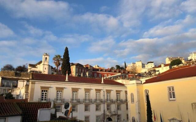 Alfama Delight Panoramic River and Historic City Views 3 Bedrooms and 2 Bathrooms AC 18th Century Building