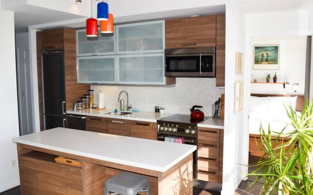 Modern Queen West 2 Bedroom And 2 Bathroom