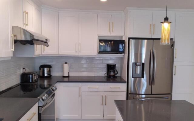Convenient to Attractions & Close To Airport