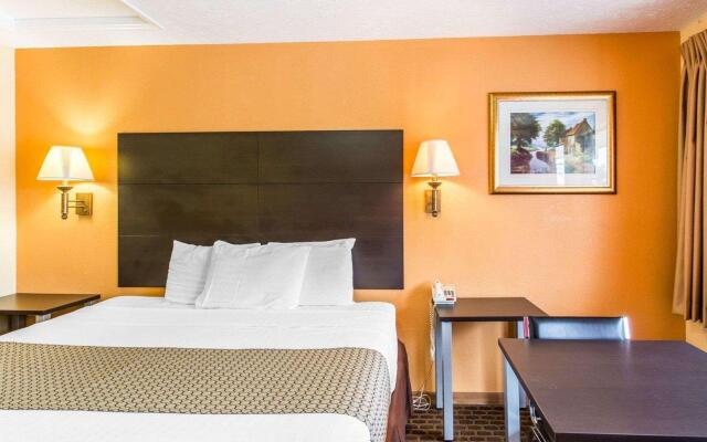 Econo Lodge North