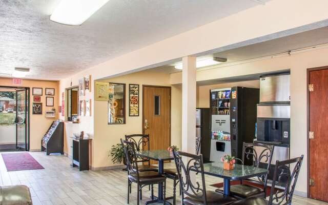 Econo Lodge Lansing - Leavenworth