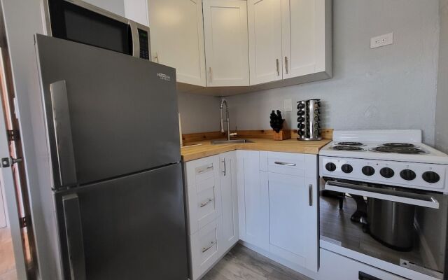 Barefoot Mailman Inn & Suites