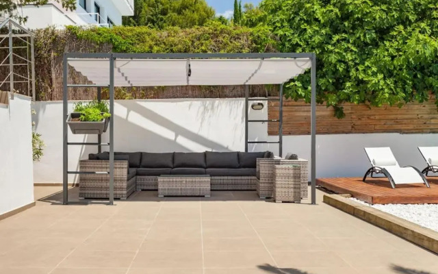 Moderna villa con piscina y amplio jardín