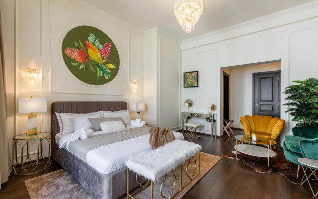 Old Town Luxury Suites with Balcony