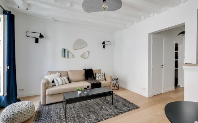 Beautiful new Apartment in a Pedestrian Street, Near Champs Elysees