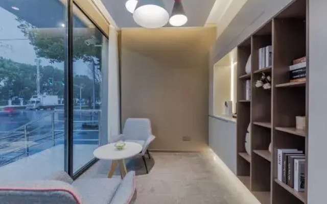 Homeinn · neo (Shanghai Minhang Zhuanqiao Subway Station)