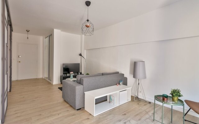 Charming 2 Room Apartment With Balcony - Paris 8ème
