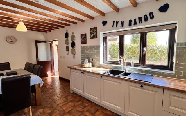 4 Bedroom Detached Farmhouse Mountain Views