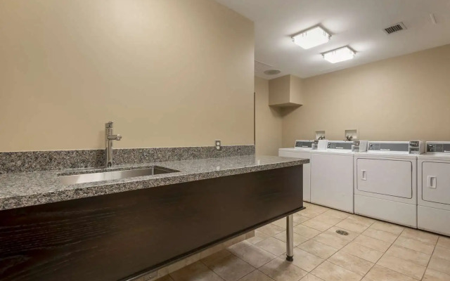 Best Western Plus Baker Street Inn