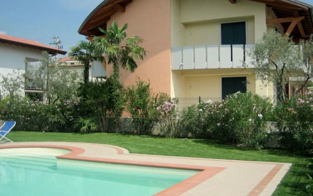 Elegant Holiday Home in Lazise with Swimming Pool near Lake