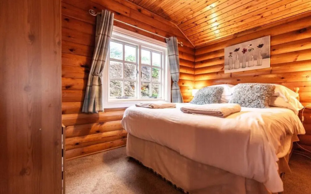 Brenin 3 Bedroom rural wood Lodge