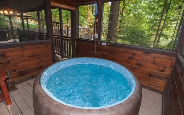 Bear Paws - Two Bedroom Cabin