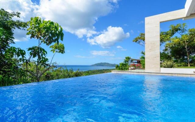 Casa Lomas del Mar: Contemporary 3-BR in El Tesoro with Infinity Pool & Ocean Views