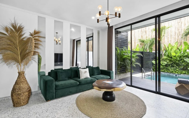 Sunny Nelayan Villa by Betterplace