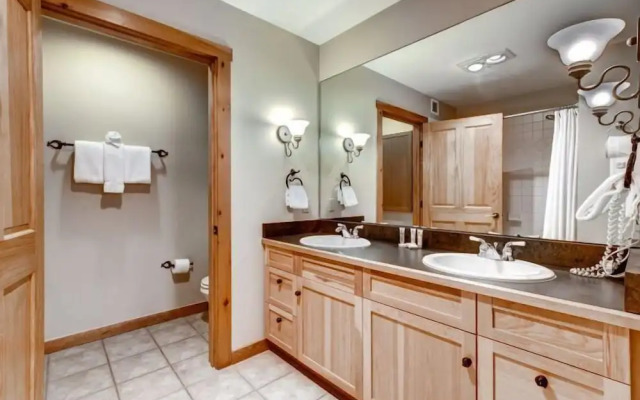 River Run Village 2 Bedroom Condo - 100 yards to slopes, Pool, Hot Tub Access