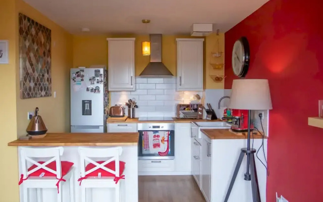 2 Bedroom Flat With Views of Castle