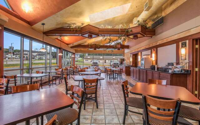 AmericInn & Suites By Wyndham Baraboo Event Center