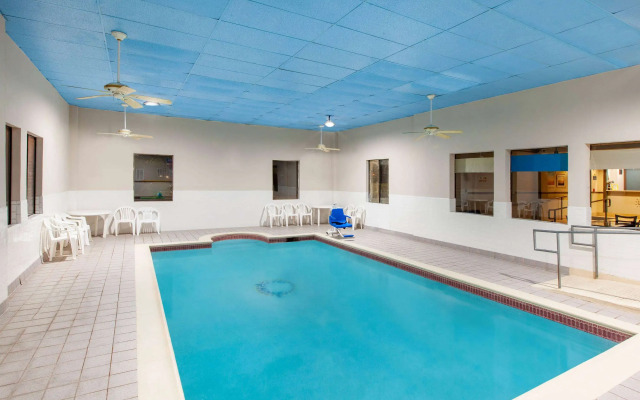 Days Inn & Suites by Wyndham Webster NASA-ClearLake-Houston