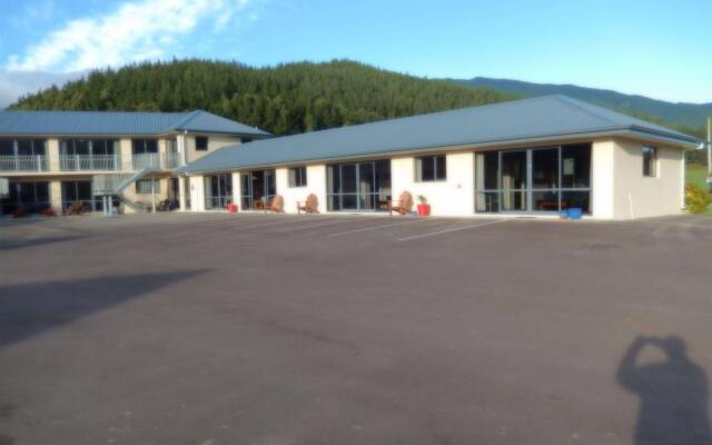 Linkwater Motel & Flashpackers