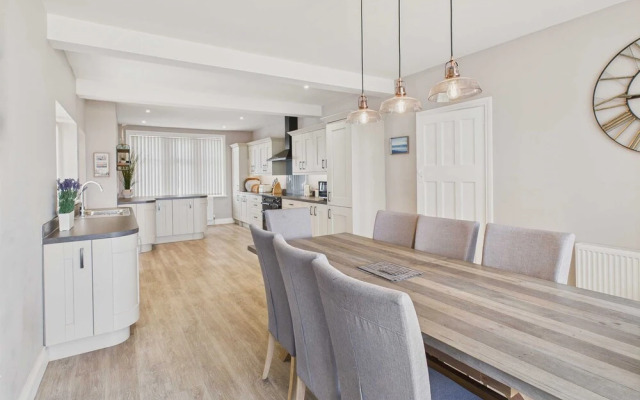 Host Stay Chirnells