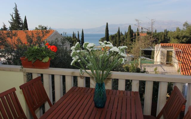 Holiday house Silvia - open pool: Supetar, Island Brac
