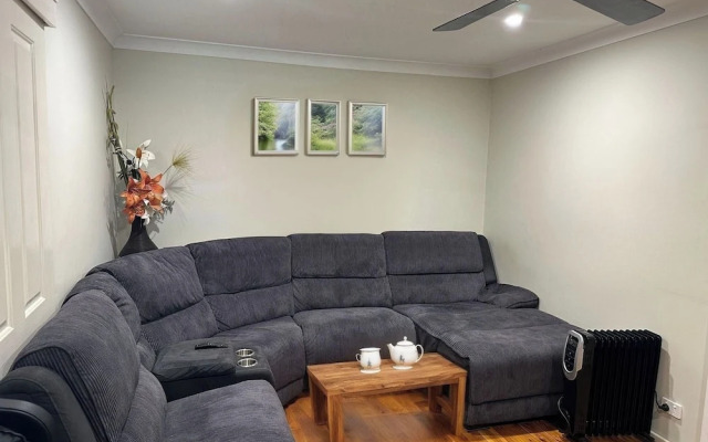 Cheerful 4 Bedroom with free Parking