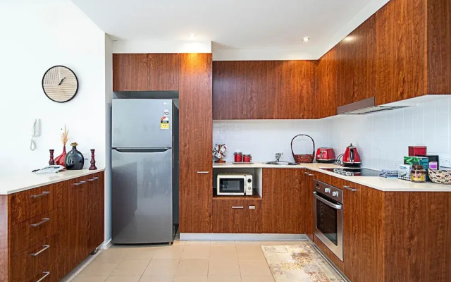 Spacious 1-Bedroom Apartment With Parking