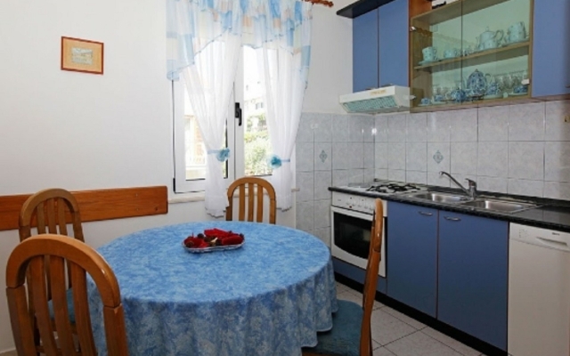 Apartment Mari - free parking: A2 Bol, Island Brac