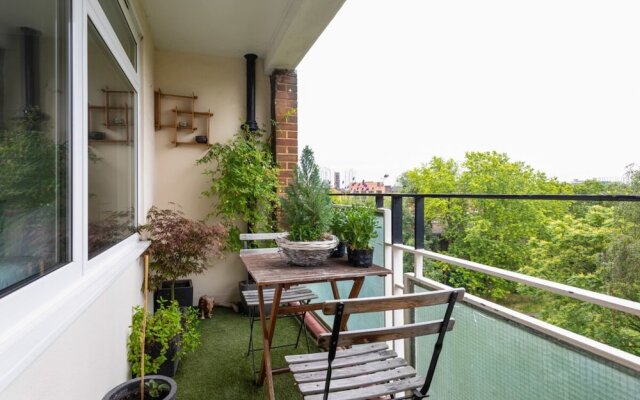 Lovely 2 Bed Apartment w Balcony nr River Thames