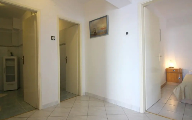 Nice Apartment in Ideal Location; Historic Porec 800 m and Beach 1 km Away - Apartment in Porec - Photo 3