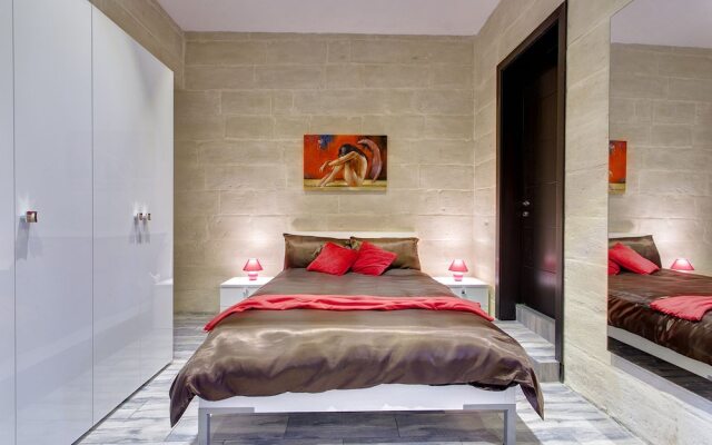 Charming Seafront House In Kalkara