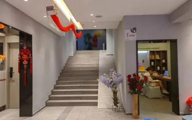 Huayi Selected Hotel (Urumqi Hualing Pedestrian Street Branch)