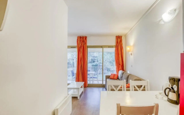 Flat With Swimming Pool Near The Beach