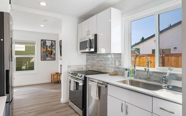 2BR Modern Gem Private Yard by Recreation