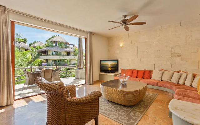 El Taj Oceanfront & Beachside Condo Hotel