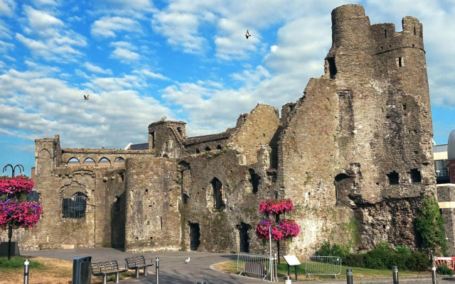 Modern and spacious Swansea centre apartment