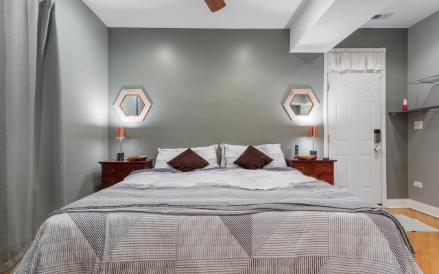 Spacious Split-level Apartment - Great for Groups