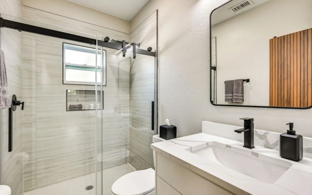 Modern Lakeland Golf Retreat w/ Putting Green