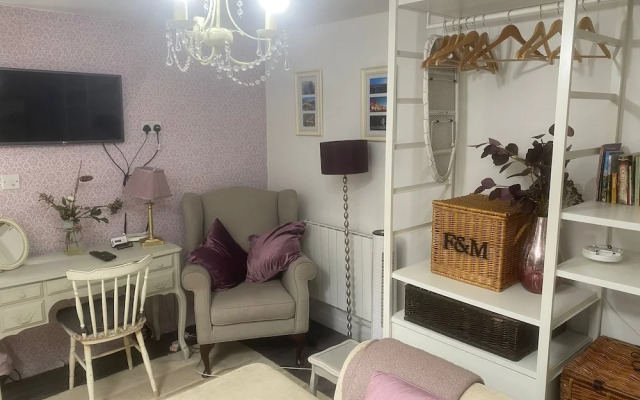 Cosy Self-contained Studio Flat in Bristol