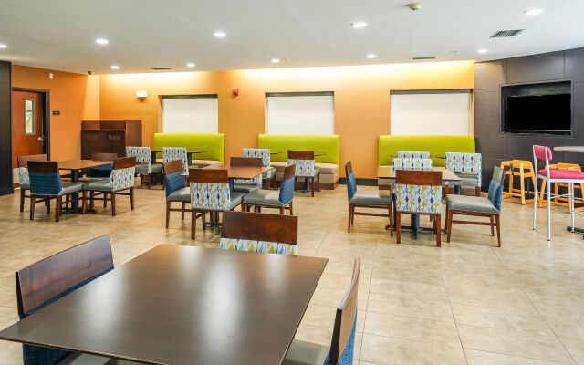 Comfort Suites
