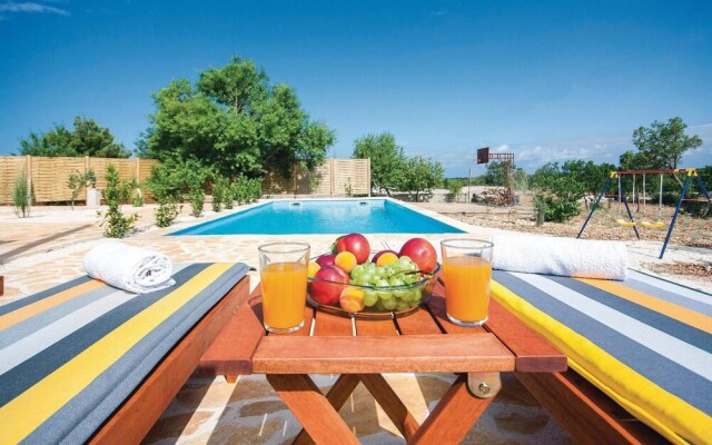 Stunning Home in Radonic With Wifi and 2 Bedrooms
