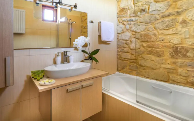 Cozy Holiday Home With Pool and Whirlpool in Maheri